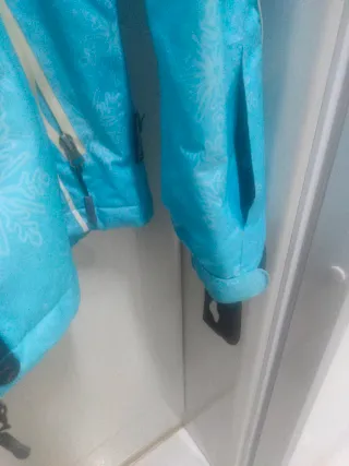 Chaqueta azul y blanca