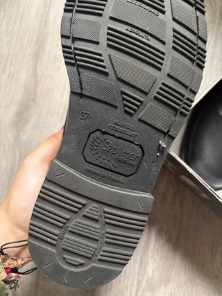 Zapatos negros de uniforme