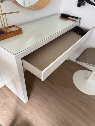 Tocador Malm Ikea con tapa Cristal y silla