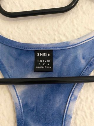 Top deportivo SHEIN tie-dye azul y blanco