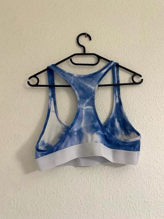 Top deportivo SHEIN tie-dye azul y blanco