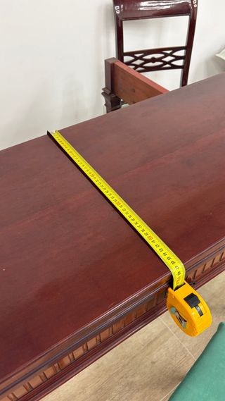Mesa de comedor de madera oscura