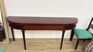 Mesa de comedor de madera oscura