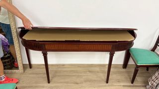 Mesa de comedor de madera oscura