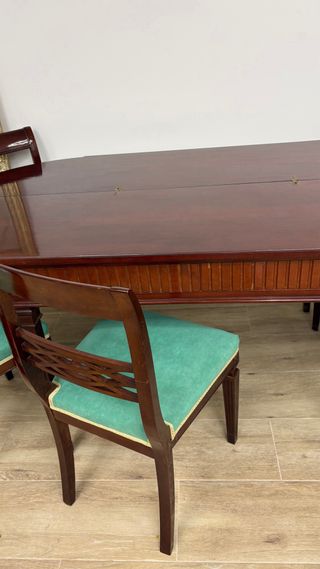 Mesa de comedor de madera oscura