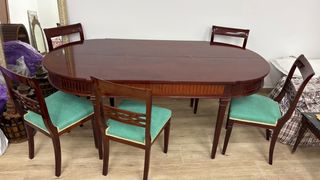 Mesa de comedor de madera oscura
