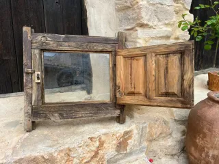 Ventana rústica de madera con marco