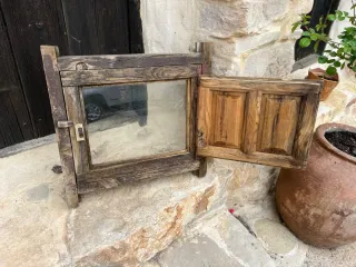Ventana rústica de madera con marco