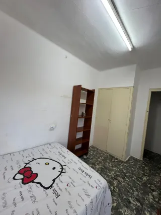 Se alquila habitación grande 631092648