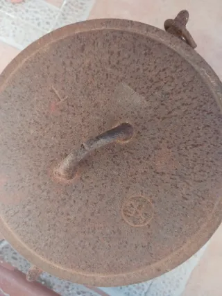 Olla de hierro fundido con patas