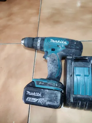 Taladro Percutor Makita DHP453 + Batería cargador