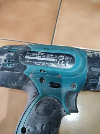 Taladro Percutor Makita DHP453 + Batería cargador