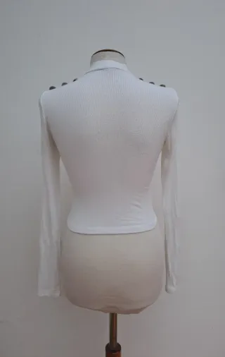 Camiseta blanca de manga larga con botones