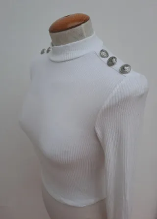 Camiseta blanca de manga larga con botones