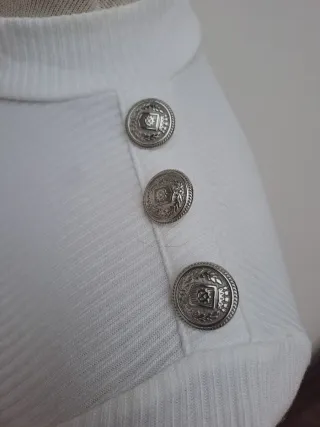 Camiseta blanca de manga larga con botones