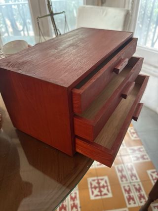 Cajonera pequeña de madera roja