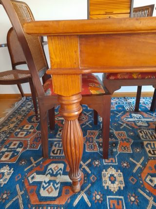 Conjunto de comedor de madera y ratán