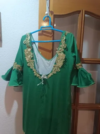 Vestido de flamenca verde con adornos dorados
