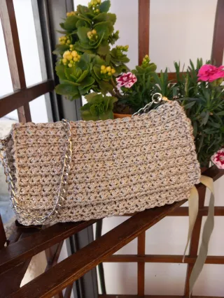 Borsetta con tracollina in metallo