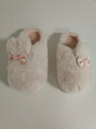 Zapatillas de casa rosas con lazo