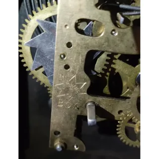 Reloj de sobremesa antiguo de madera