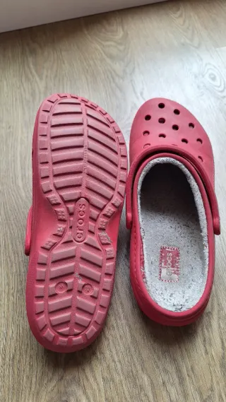 Crocs rojos talla 45 forrados
