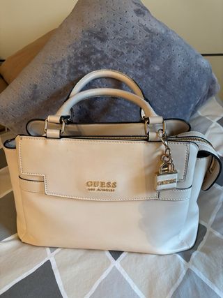 Remate! Precioso Bolso Guess nude poco usado