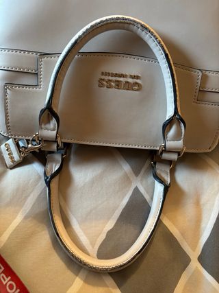Remate! Precioso Bolso Guess nude poco usado