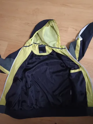 Cortavientos hombre negro, gris y amarillo