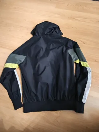 Cortavientos hombre negro, gris y amarillo