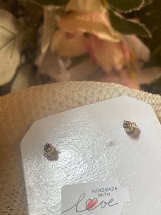 Pendientes elegantes morados uva y dorados