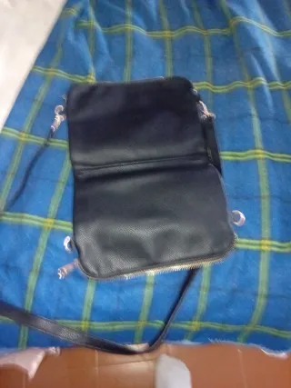 Bolso negro con labios rojos y Ooh la la