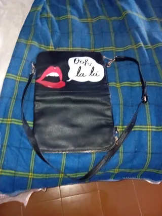 Bolso negro con labios rojos y Ooh la la