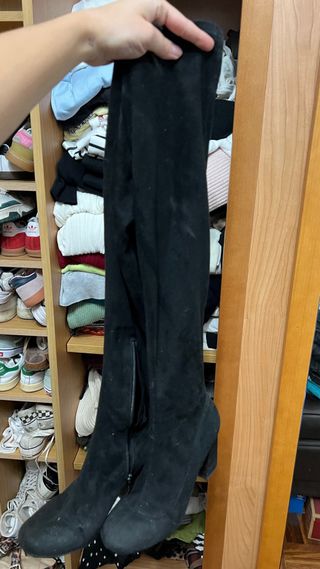 Botas altas ante negras encima de rodilla