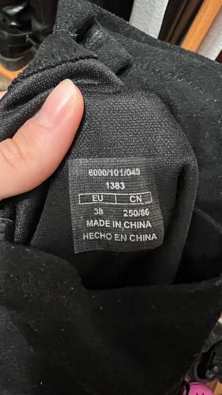 Botas altas ante negras encima de rodilla