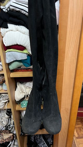 Botas altas ante negras encima de rodilla