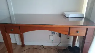 Mesa de escritorio de madera y cristal