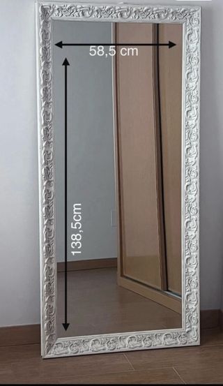 Espejo de pie blanco (vestido no incluido)