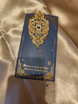 Marcador de libros vintage dorado con cadena