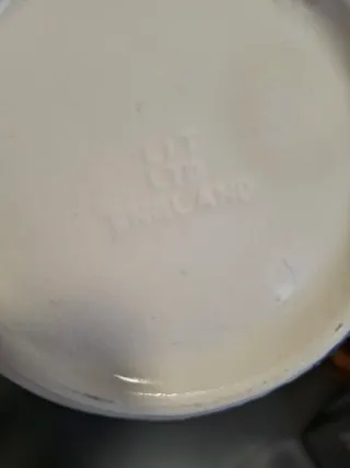 Jarra de porcelana inglesa azul y blanca.