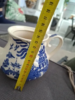 Jarra de porcelana inglesa azul y blanca.