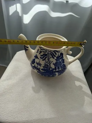 Jarra de porcelana inglesa azul y blanca.