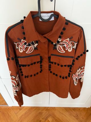 Sobrecamisa bordada terracota y multicolor
