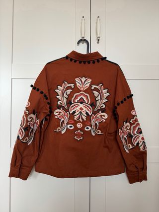 Sobrecamisa bordada terracota y multicolor