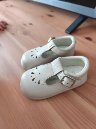 Zapatos de bebé color crema