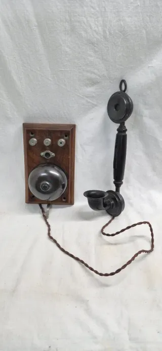 Telefonillo, antiguo interfono de madera y metal