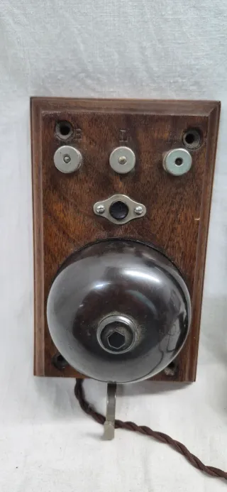 Telefonillo, antiguo interfono de madera y metal