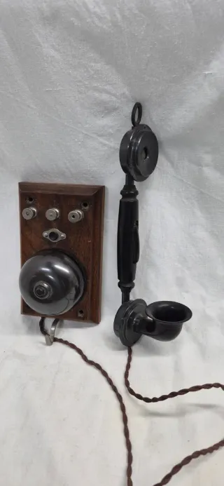Telefonillo, antiguo interfono de madera y metal