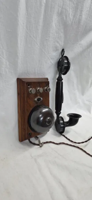 Telefonillo, antiguo interfono de madera y metal
