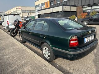 Skoda Octavia año 2000 1.6 gasolina 180.000 km